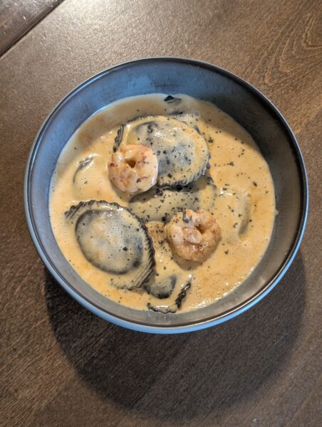 Ravioli de chipirón encebollado con salsa de gamba
